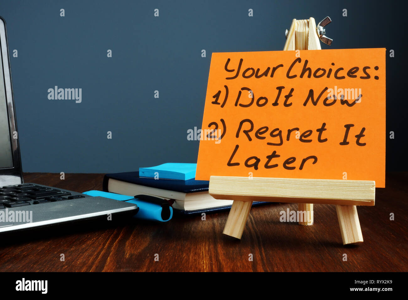 Votre Choix Le Faire Maintenant Ou Le Regretter Plus Tard Citation De Motivation Photo Stock Alamy