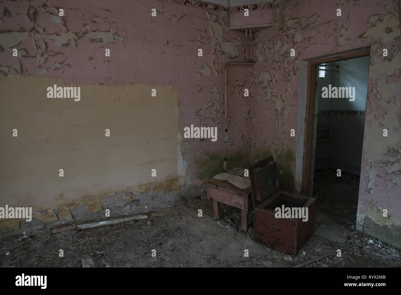 Village abandonné dans la centrale nucléaire de Tchernobyl zone d'exclusion Banque D'Images