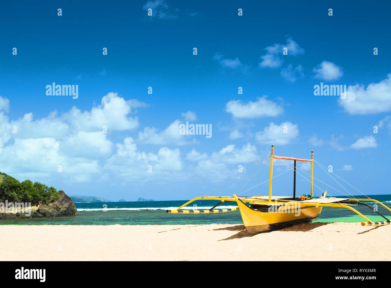 Bateau jaune sur la plage de l'océan Pacifique. Banque D'Images
