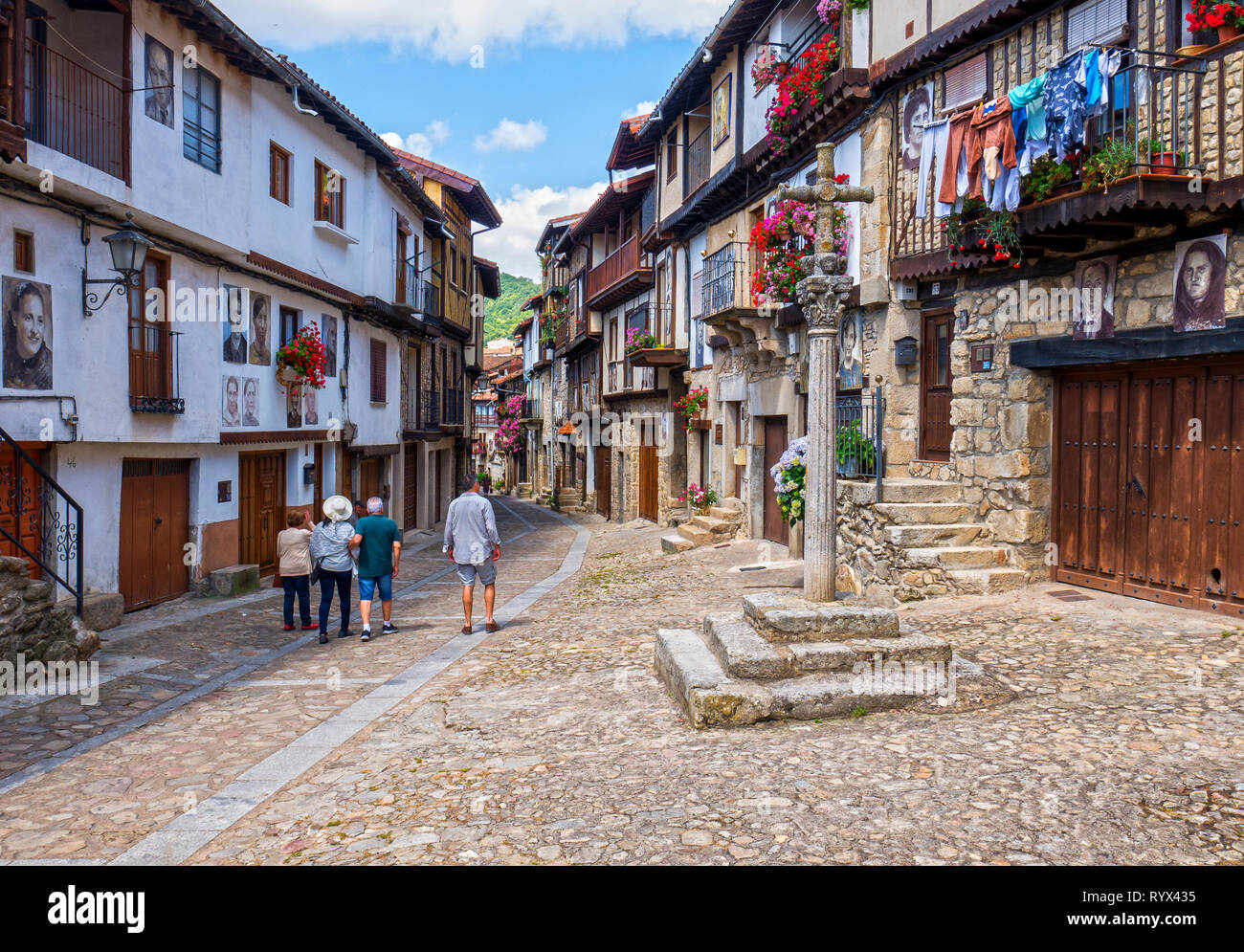 Calle típica con crucero en Navarra. La Sierra de Francia. Salamanque. Castilla León. España. Banque D'Images