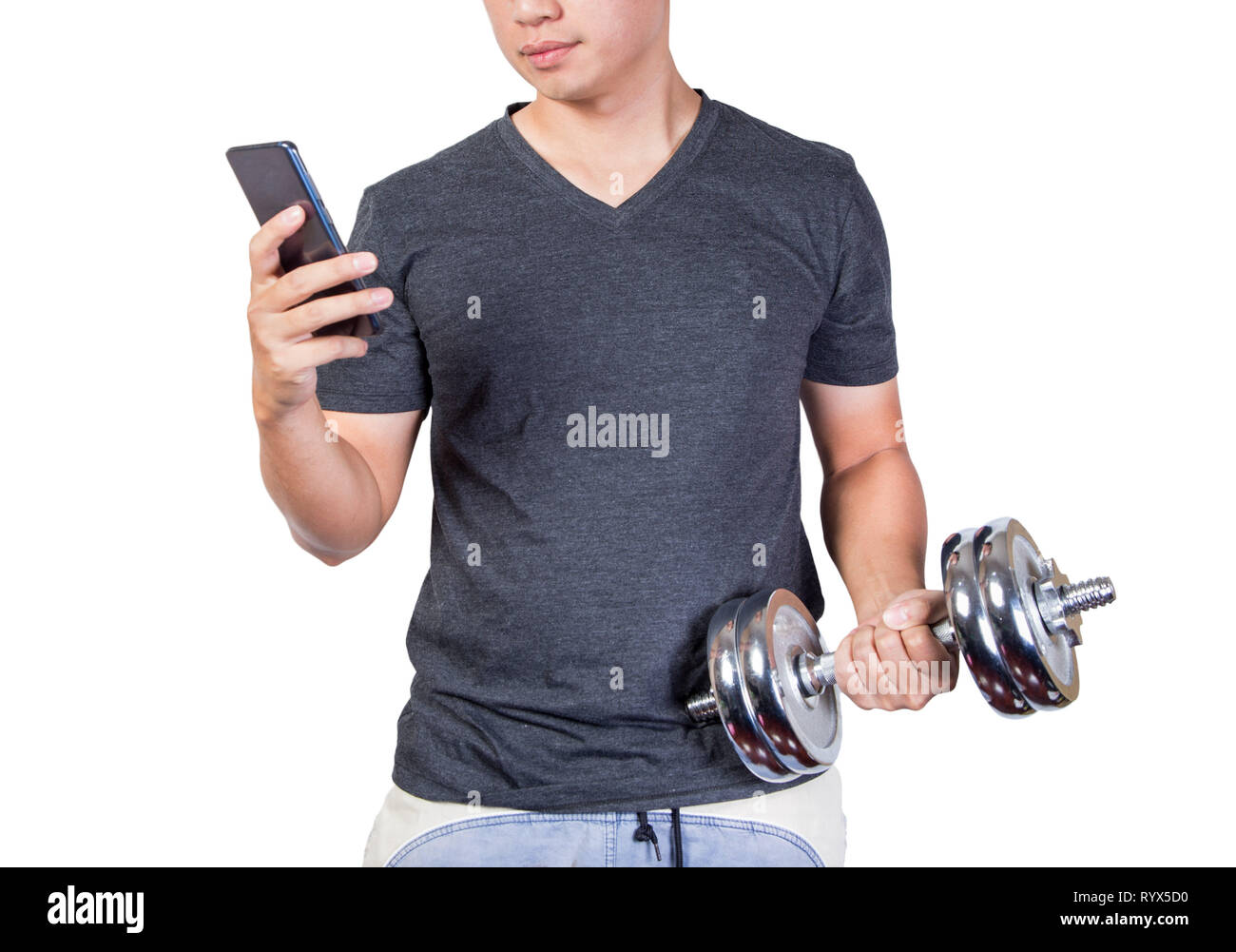 L'homme avec la graisse du ventre holding dumbbell regarder phone perdre du poids l'amélioration de concept isolé sur fond blanc avec clipping path Banque D'Images