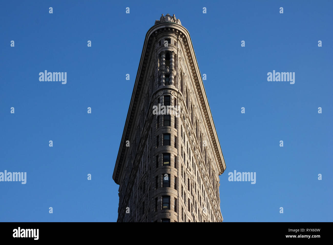 Image propre du Flatiron Building à New York avec un ciel bleu Banque D'Images