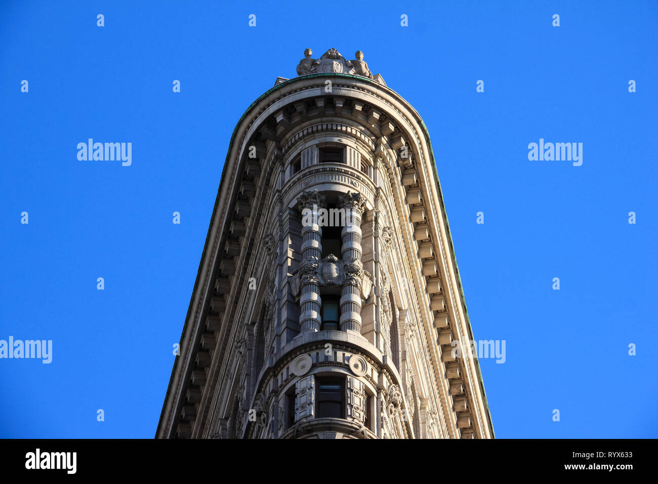 Image propre du Flatiron Building à New York avec un ciel bleu Banque D'Images