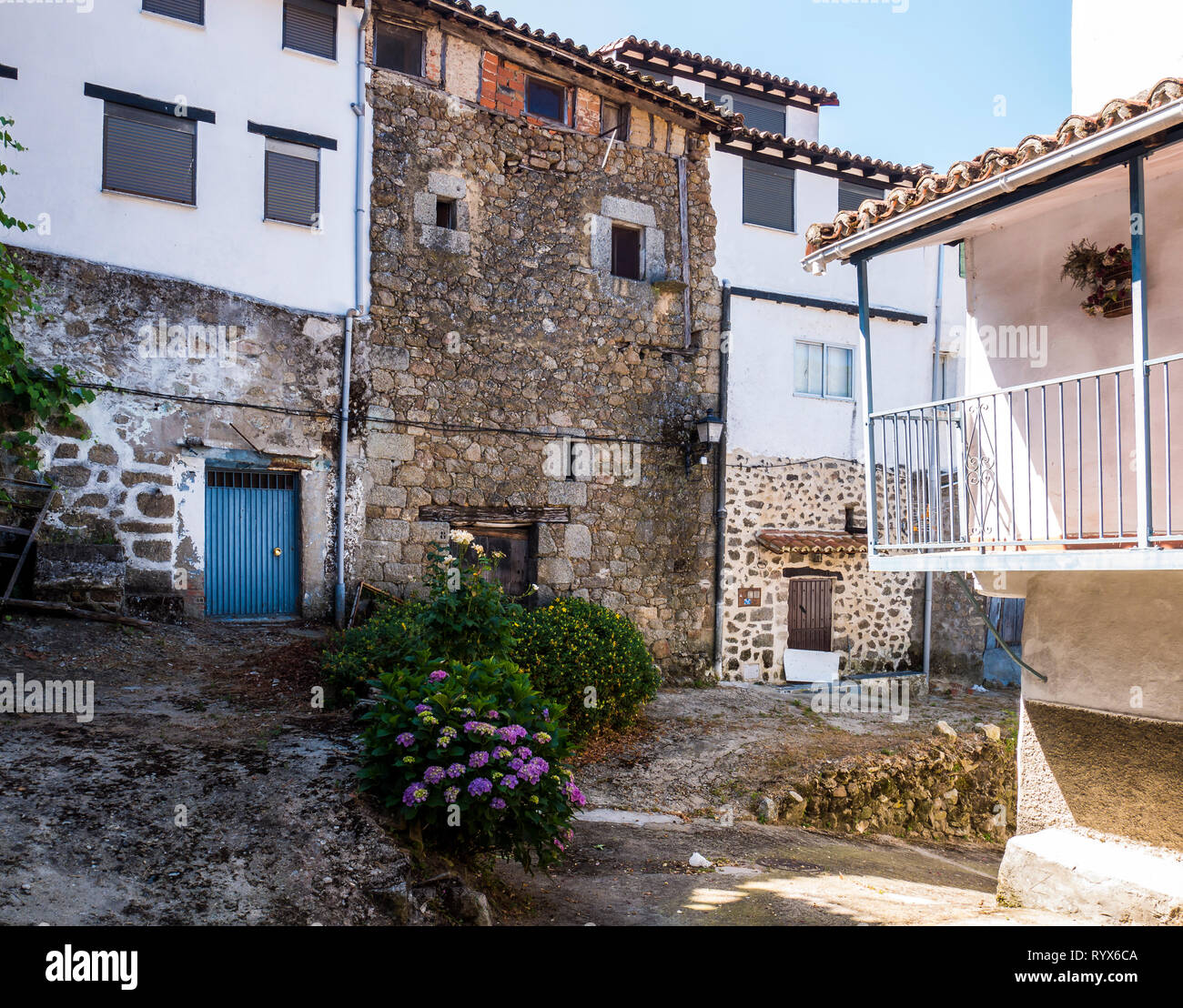 Calle típica de Montemayor del Río. La Sierra de Béjar. Salamanque. Castilla León. España. Banque D'Images