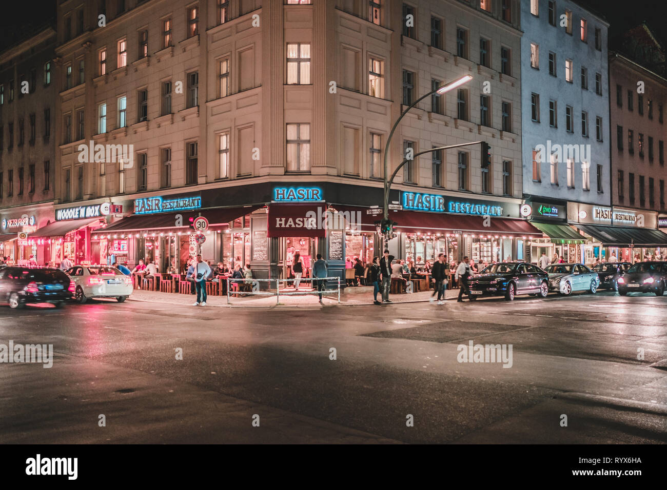 Berlin, Allemagne - juin 2017:Scène de rue la nuit à Oranienstr. à Berlin, Kreuzebrg Banque D'Images