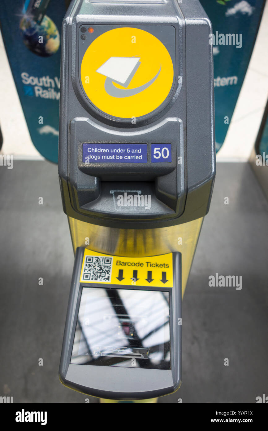 Le barcode Ticket Code-barres portes et scanner à la gare de Londres, UK Banque D'Images