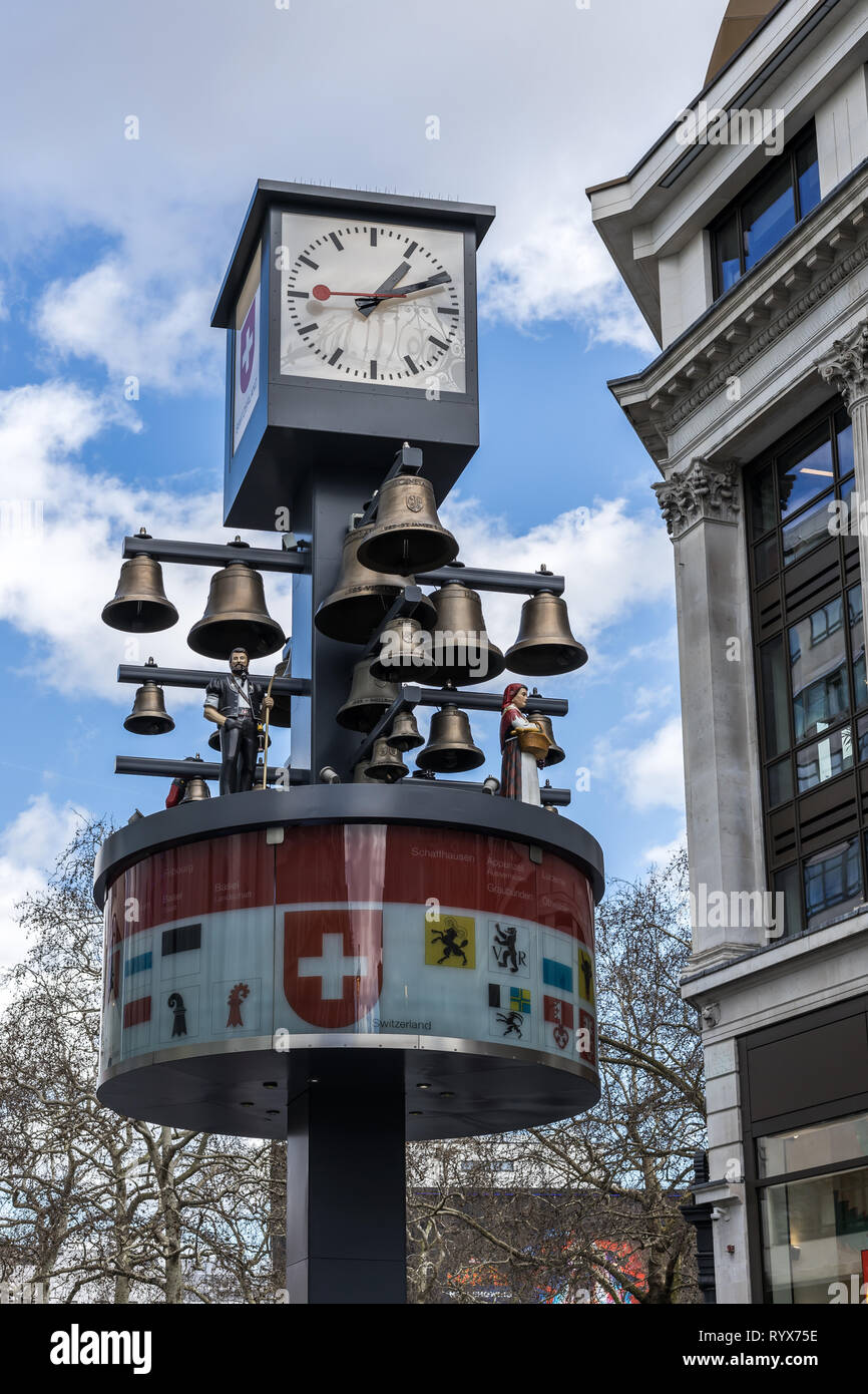 Londres, Royaume-Uni - 11 mars : tour de l'horloge et des cloches à l'entrée de Leicester Square à Londres le 11 mars, 2019 Banque D'Images