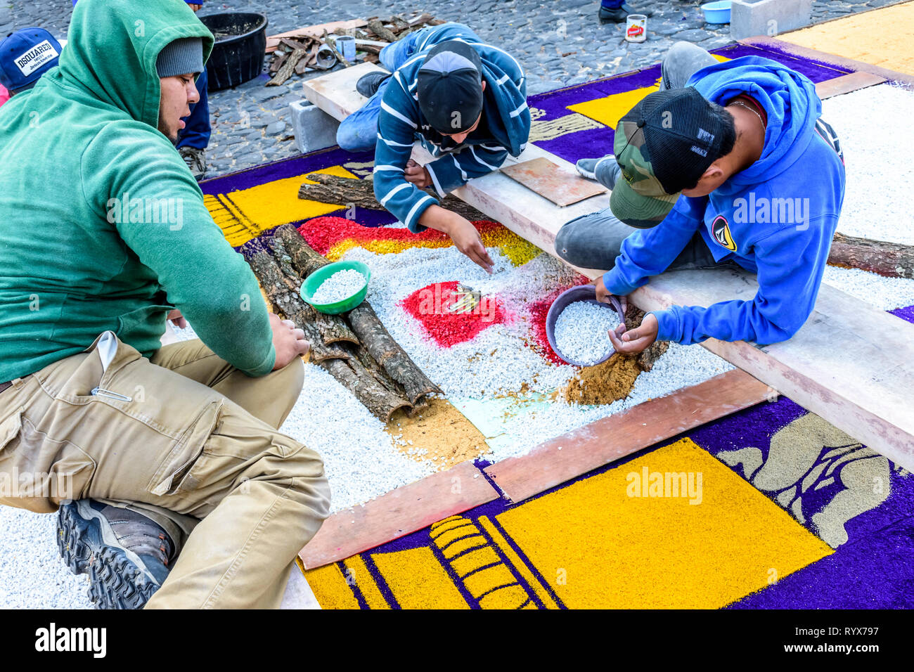 Antigua, Guatemala - Mars 18, 2018 : la décoration de la sciure tapis teints Carême détruit quelques instants plus tard par l'adoption de défilés en ville coloniale. Banque D'Images