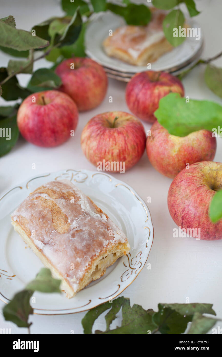 Apple pie- pommes biologiques et un morceau de gâteau Banque D'Images