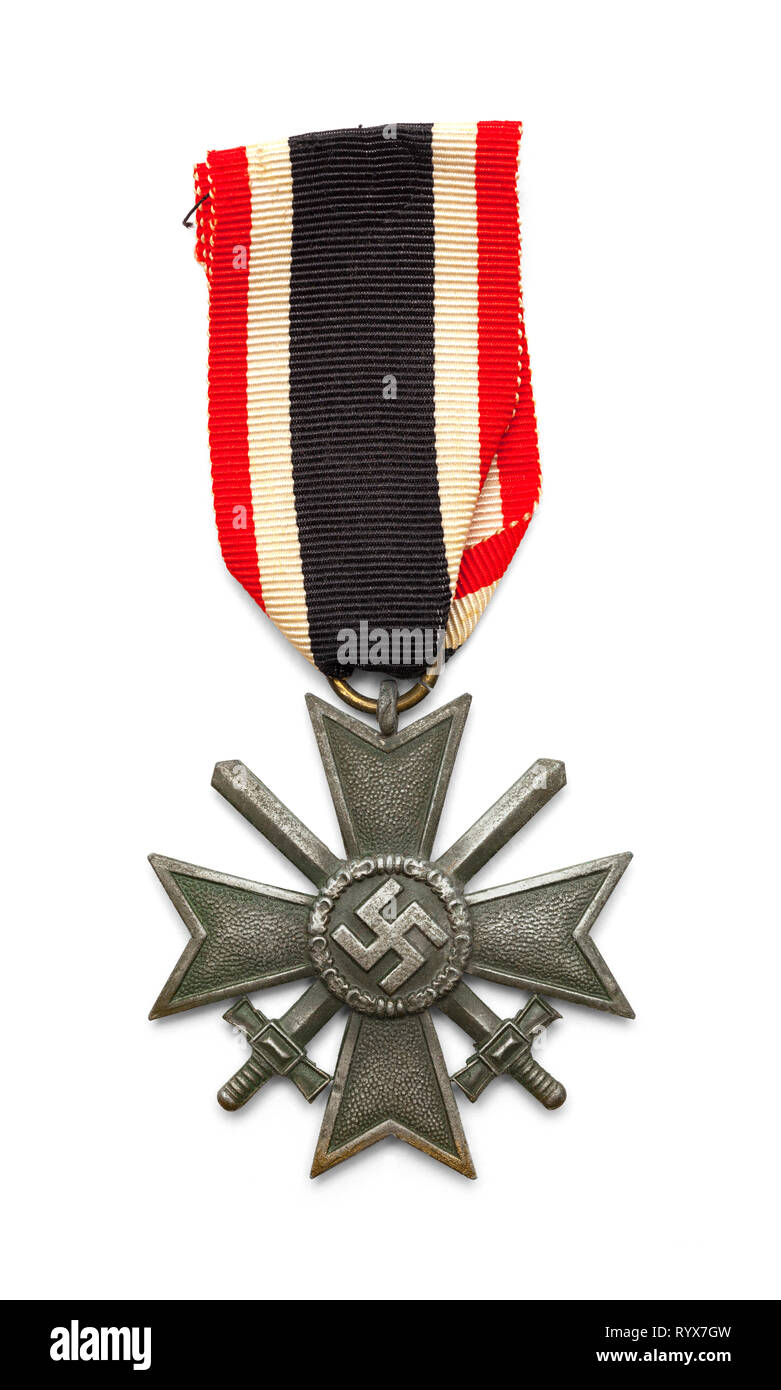 Médaille de guerre allemand avec Croix et épées isolé sur blanc. Banque D'Images