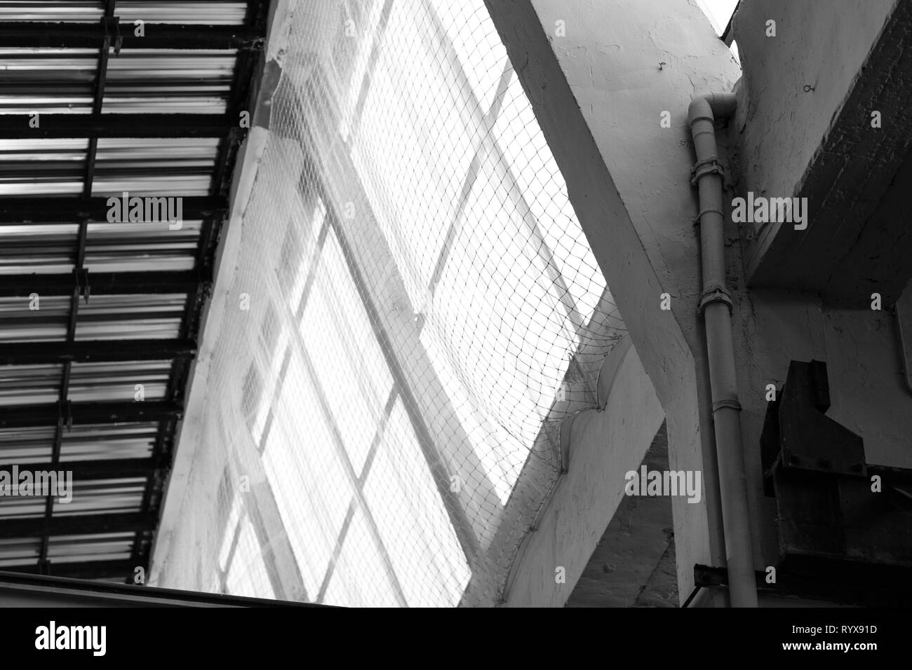 Filet de sécurité pour travailler sur le toit et d'éviter les risques de chute au cours de la tâche. Photo prise de l'intérieur d'un bâtiment Banque D'Images