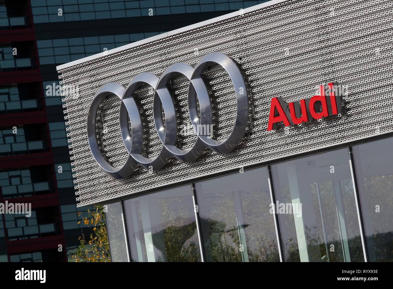 Bucarest, Roumanie - 17 octobre 2018 : Le logo de la marque automobile Audi est vu sur un showroom à Bucarest, Roumanie. Cette image est pour un usage éditorial uniquement. Banque D'Images