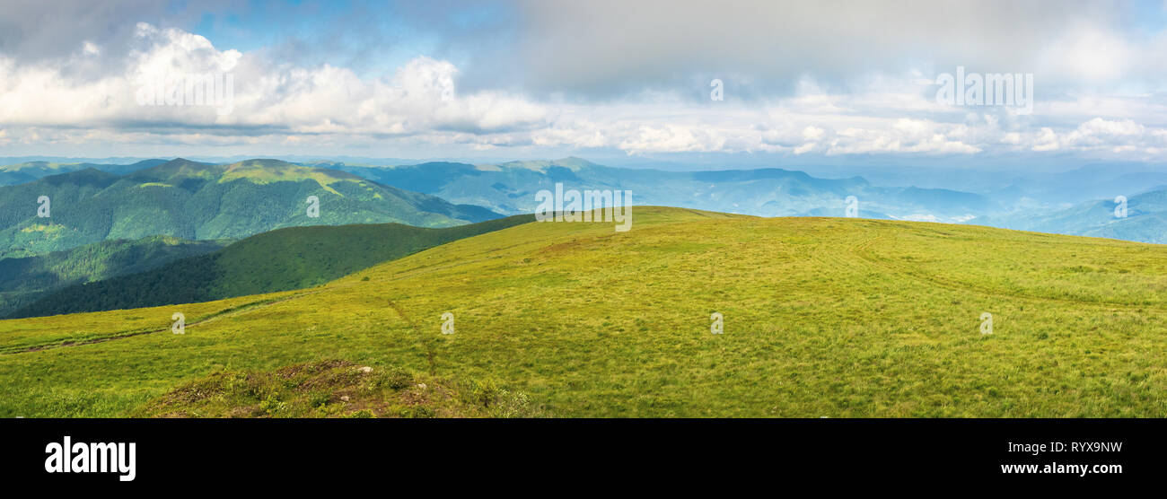 Panorama d'un paysage de montagne en été. de beaux paysages avec des nuages bas. grande prairie alpine herbeux. divisant crête de montagne dans la dista Banque D'Images