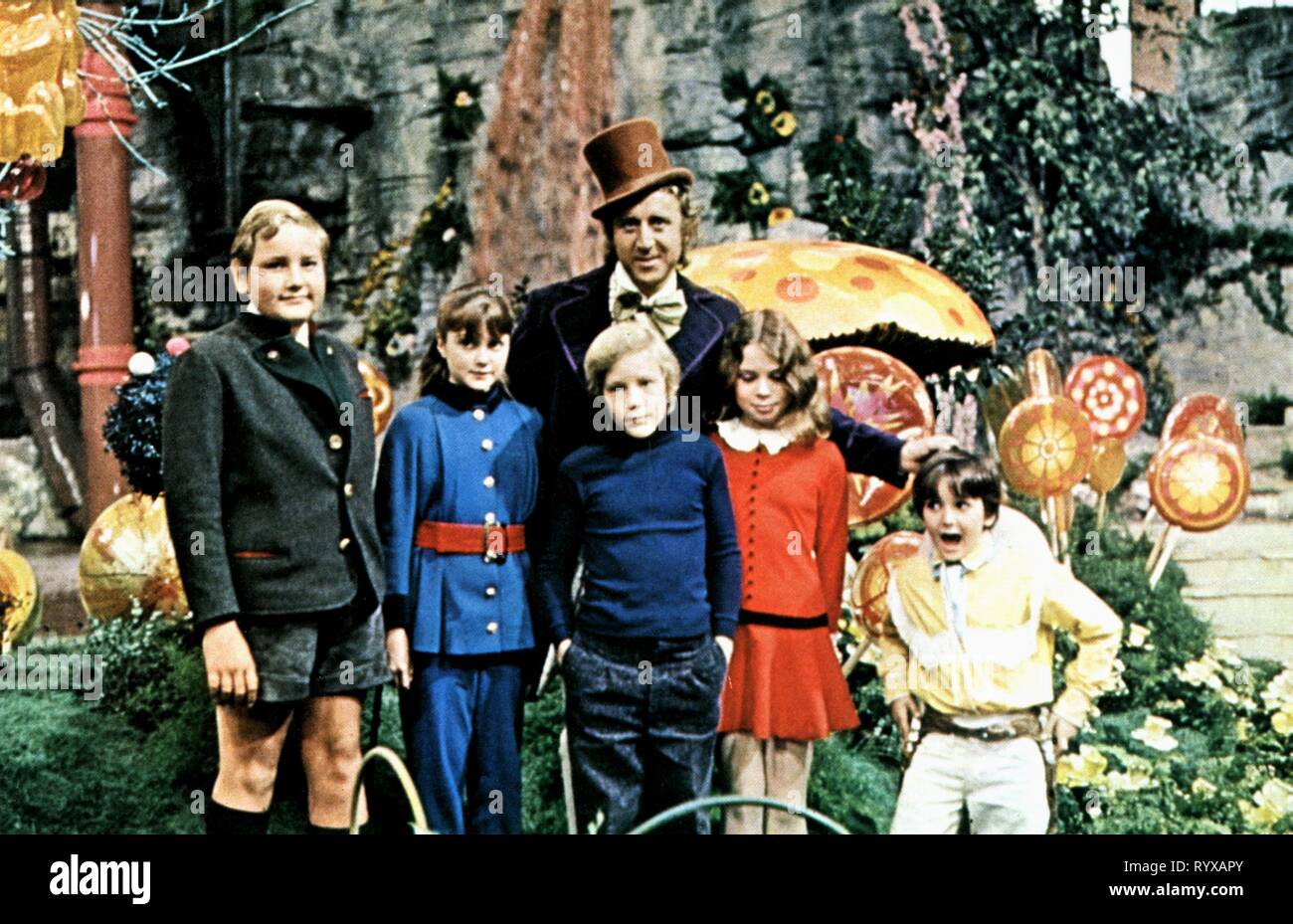 GENE WILDER derrière, MICHAEL BOLLNER, DENISE NICKERSON, Peter OSTRUM, JULIE DAWN,PARIS THEMMEN, WILLY WONKA et la chocolaterie, 1971 Banque D'Images