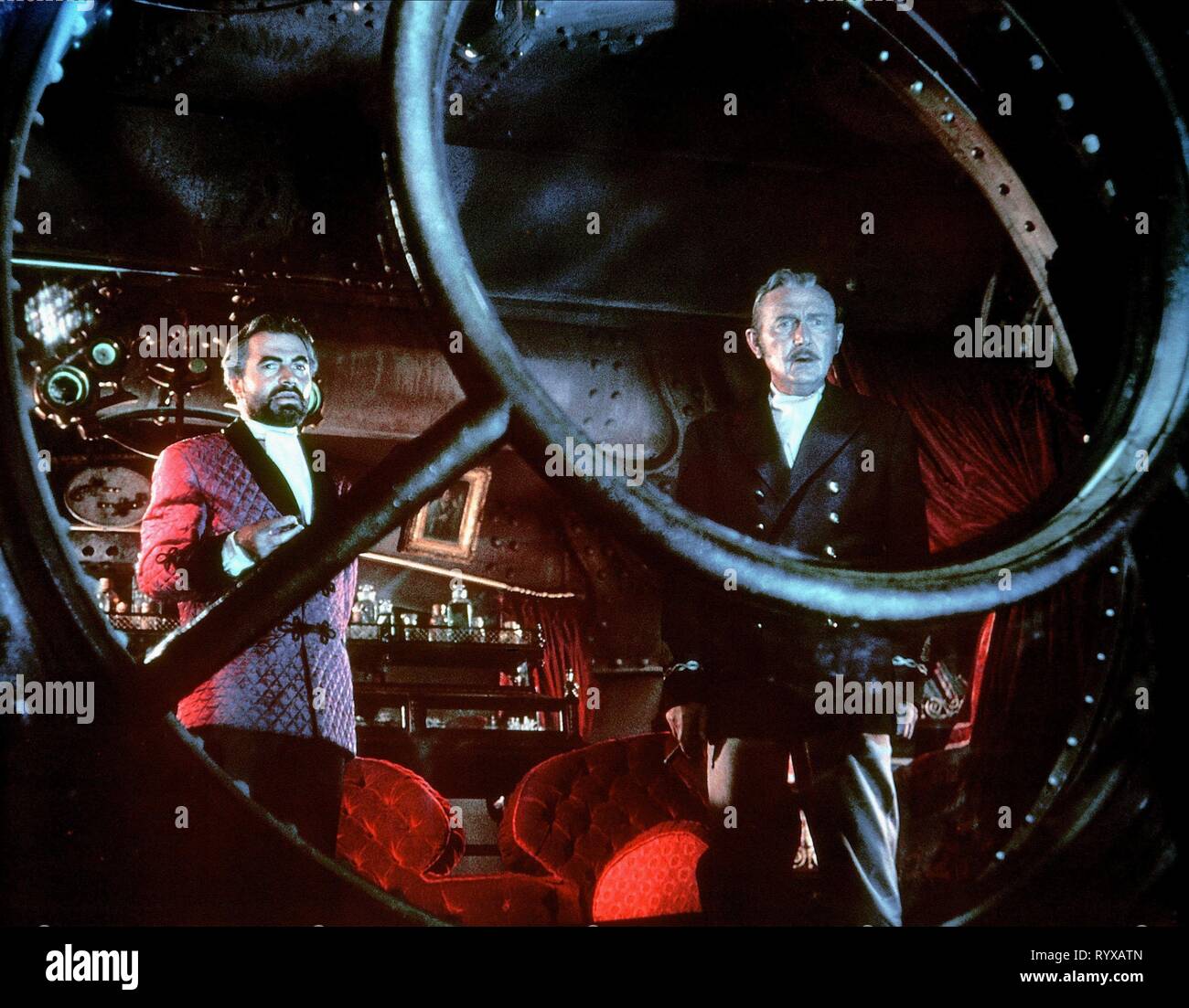JAMES MASON, PAUL LUKAS, 20 000 lieues sous la mer, 1954 Banque D'Images