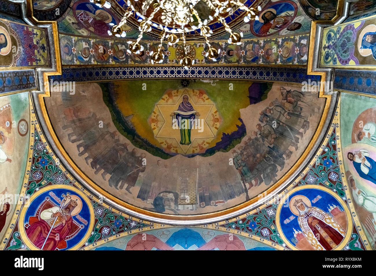 Peinture murale avec la Sainte Vierge Marie et les héros de la libération de l'Ukraine par l'artiste J. Bucmaniuk à l'Église, l'viv, Ukraine Banque D'Images