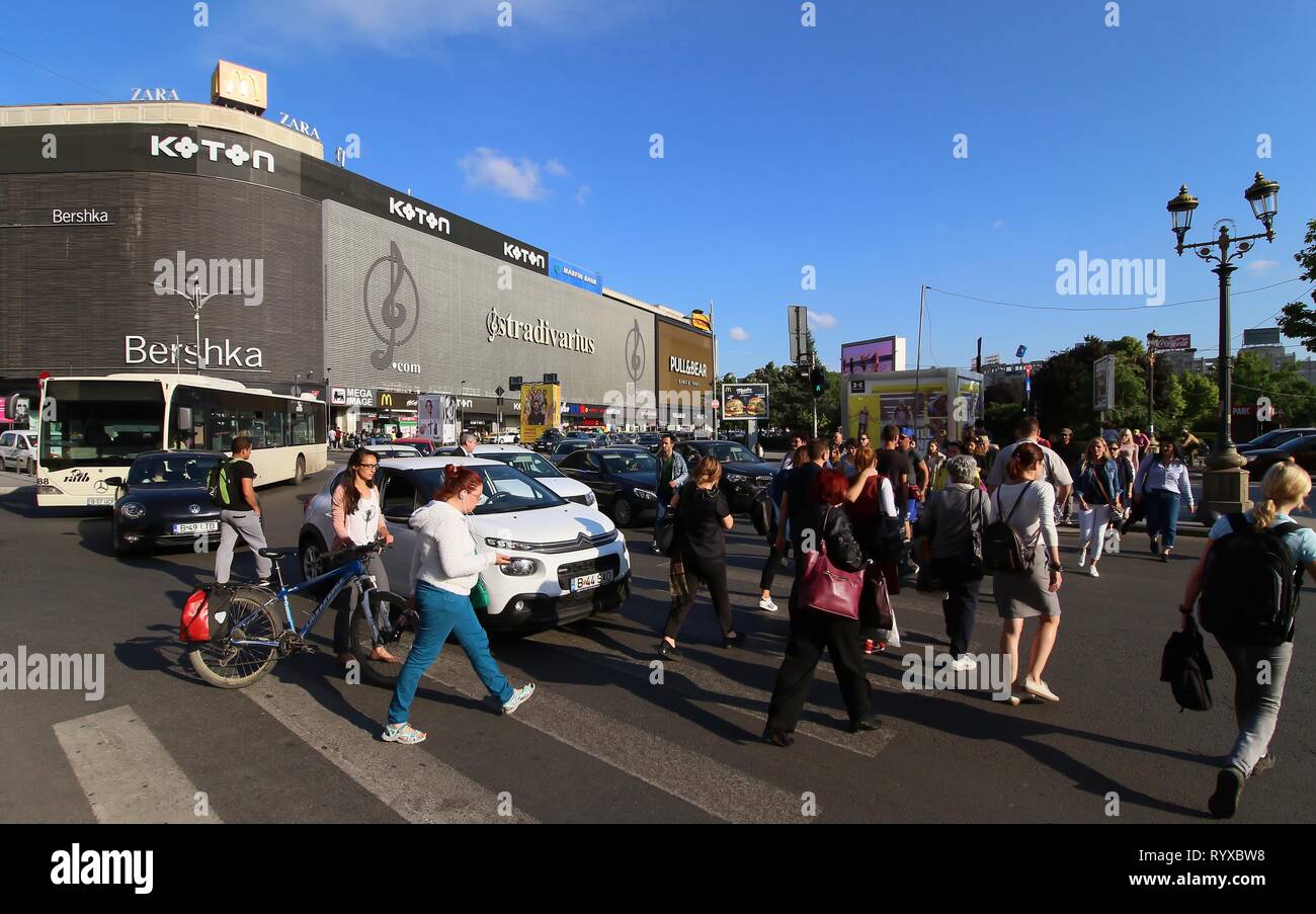 Bucarest, Roumanie - 17 mai 2018 : les piétons traverser la rue, près de l'Bershka et Koton magasins situés dans le Centre Commercial Unirea, dans Squ Unirii Banque D'Images