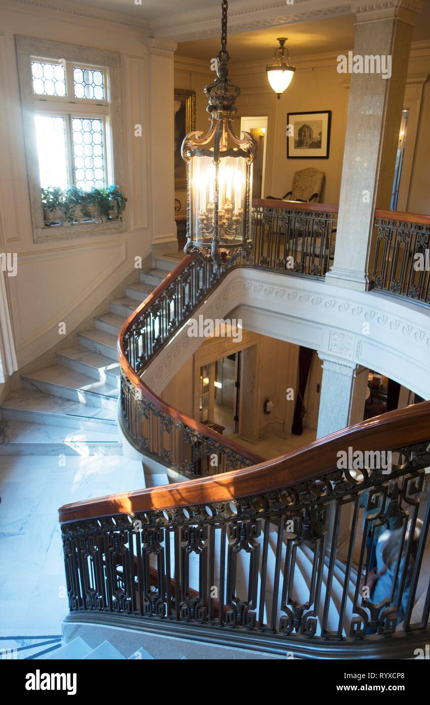 Un escalier à l'intérieur de l'hôtel particulier de Pittock à Portland, Oregon, USA. Banque D'Images