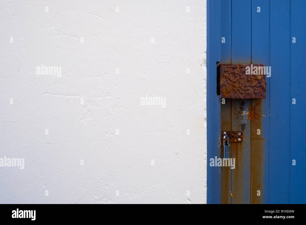 Serrure de porte rouillée sur porte bleue avec l'exemplaire de l'espace sur la gauche Banque D'Images