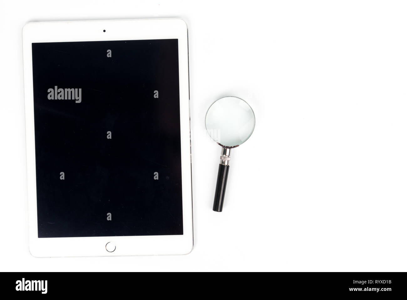 Vue de dessus de l'espace de la tablette,loupe est placé sur un bureau blanc dans le concept de bureau Banque D'Images