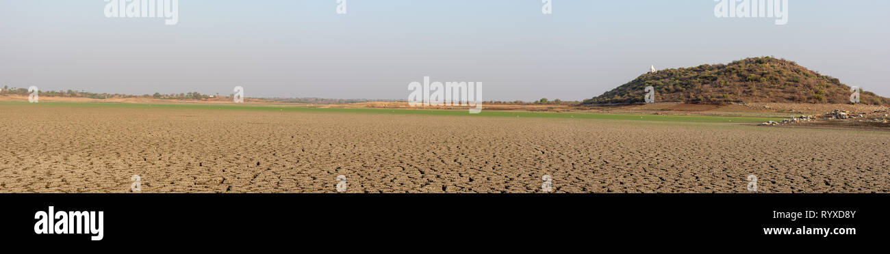 Panorama d'un réservoir vide à sec pendant une vague de chaleur d'été en Amérique du Karnataka, Inde Banque D'Images