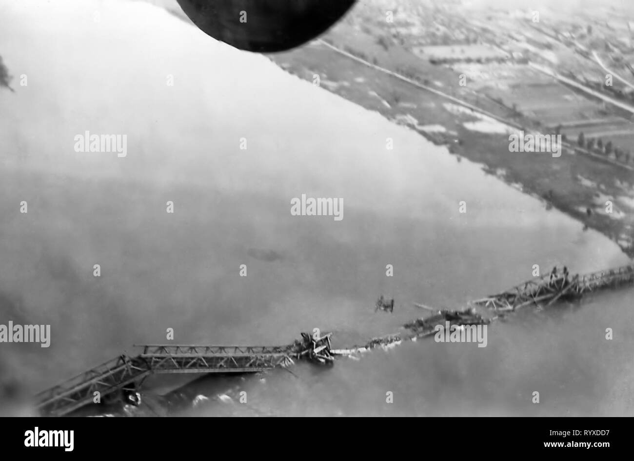 Les photographies et les souvenirs personnels de combats américains pendant la Seconde Guerre mondiale. Des bombardiers B-17 Flying Fortress de l'évaluation des dommages de l'antenne de la photographie. Banque D'Images