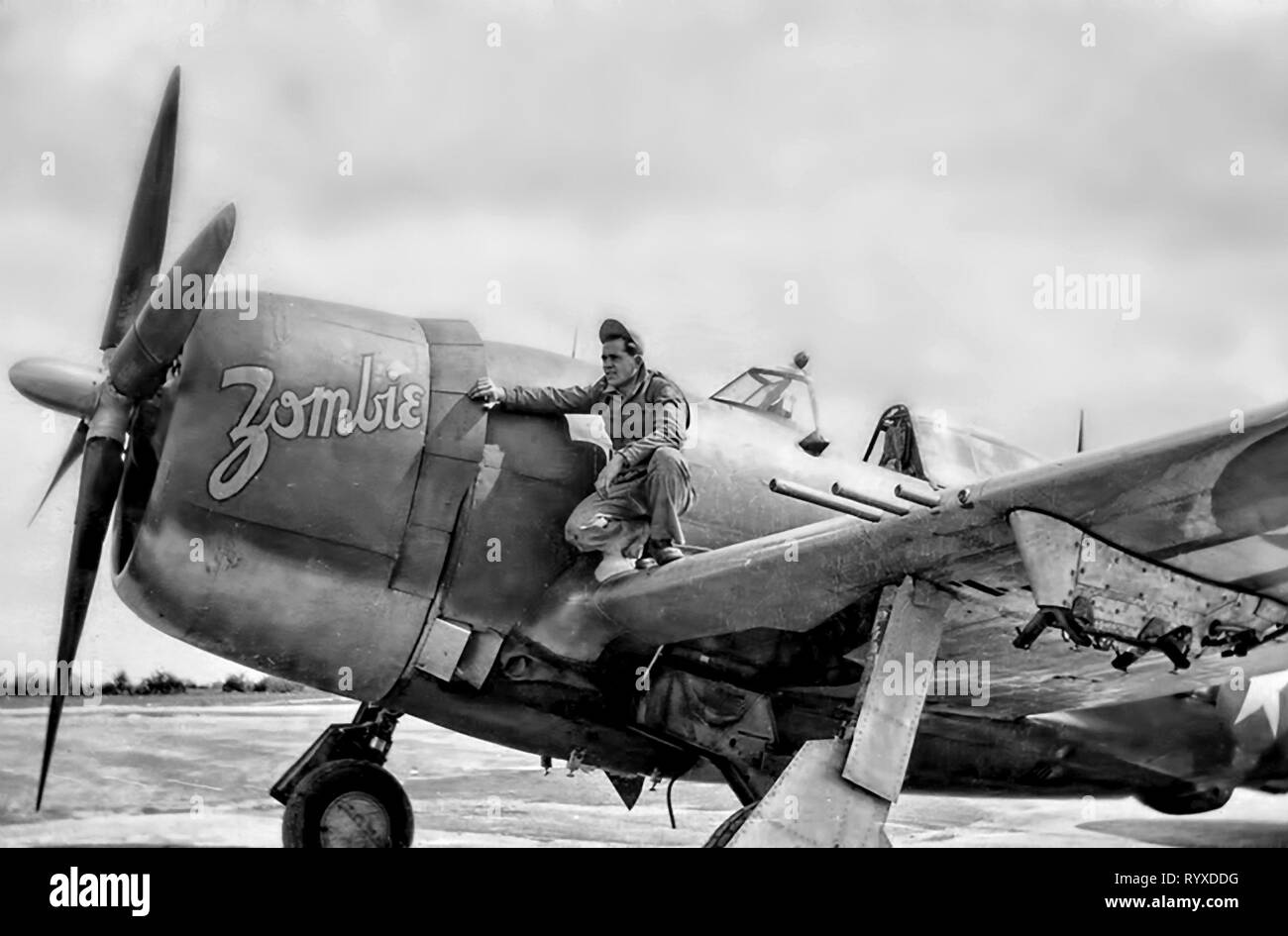 Les photographies et les souvenirs personnels de combats américains pendant la Seconde Guerre mondiale. P-47 Thunderbolt fighter le personnel au sol et le nez de l'art. Banque D'Images