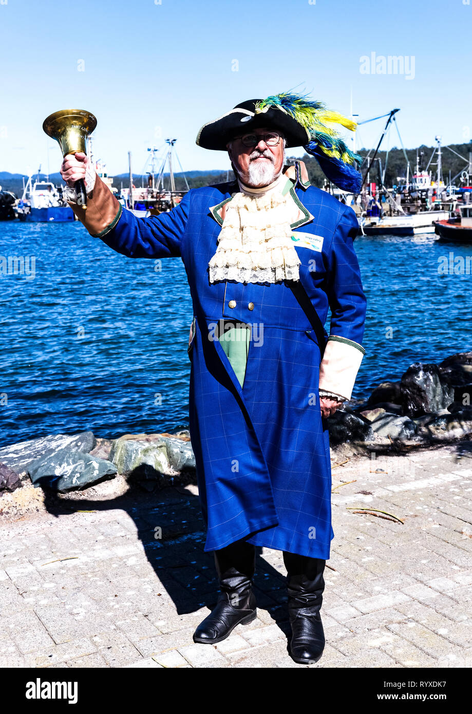 Alan Joseph crieur public se félicite des croisières, à deux fois dans la baie de Port Eden Banque D'Images