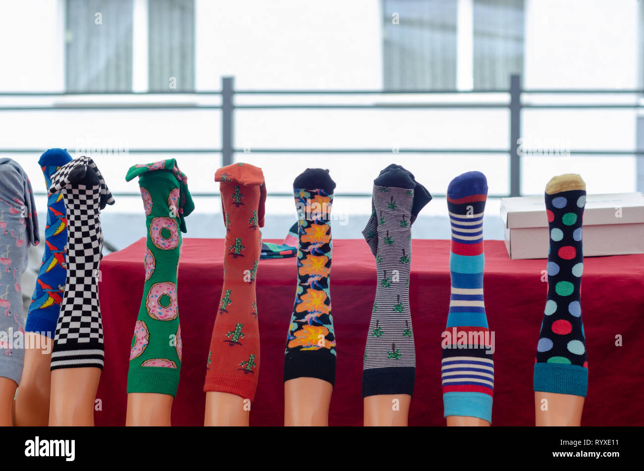 Chaussettes de laine et coton coloré accroché à vendre au bazar Banque D'Images