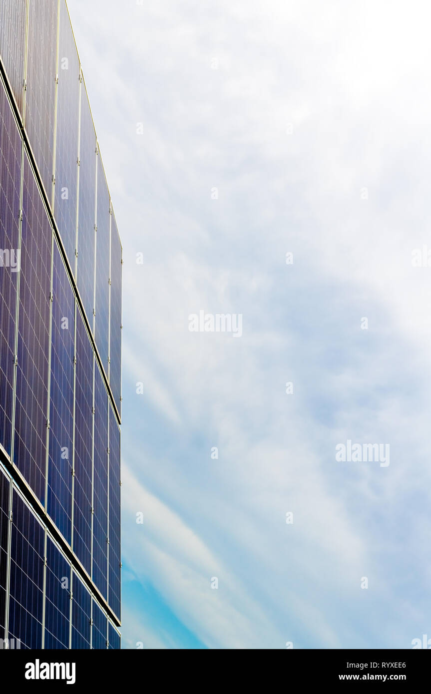 Cellule solaire panneaux photovoltaïques à l'usine de production d'énergie avec bleu ciel nuageux dans l'arrière-plan. Concept d'énergie renouvelable solaire Banque D'Images