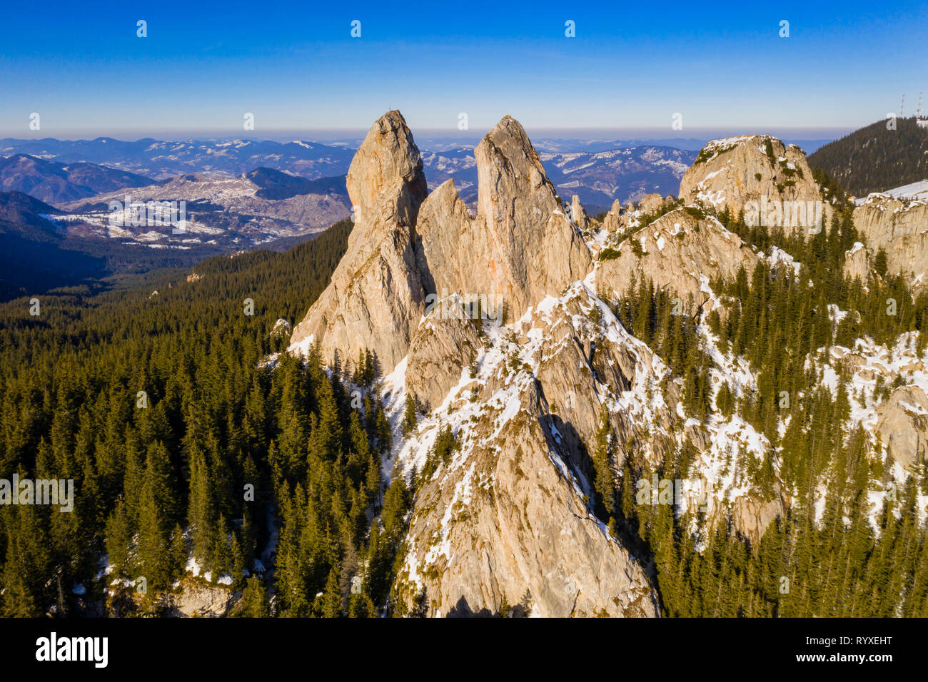 Rocky Mountain Landscape, Dame de pierres dans les montagnes Rarau, vue aérienne d'hiver Rarau haut. Banque D'Images