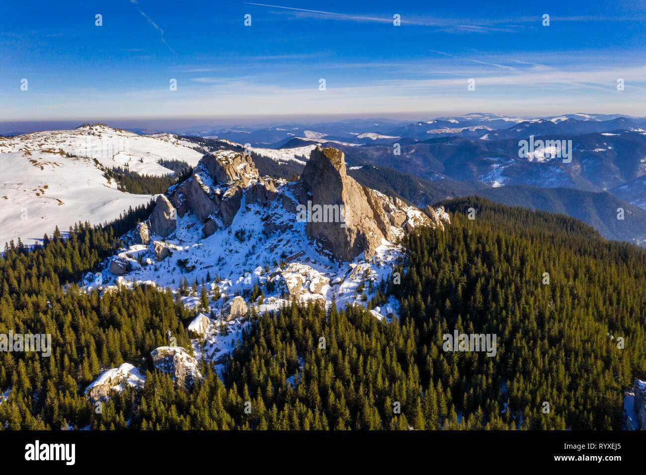 Rocky Mountain Landscape, Dame de pierres dans les montagnes Rarau, antenne panorama hivernal de haut Rarau. Banque D'Images