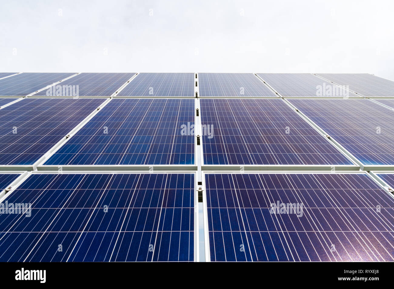 Cellule solaire panneaux photovoltaïques à l'usine de production d'énergie avec bleu ciel nuageux dans l'arrière-plan. Concept d'énergie renouvelable solaire Banque D'Images