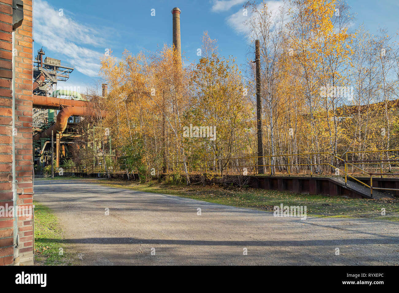 Duisburg - Vue de la station de commutation au Landschaftspark Duisburg-Meiderich avec couleur d'automne les arbres, Rhénanie du Nord-Westphalie, Allemagne, Duisbourg, 18 Banque D'Images