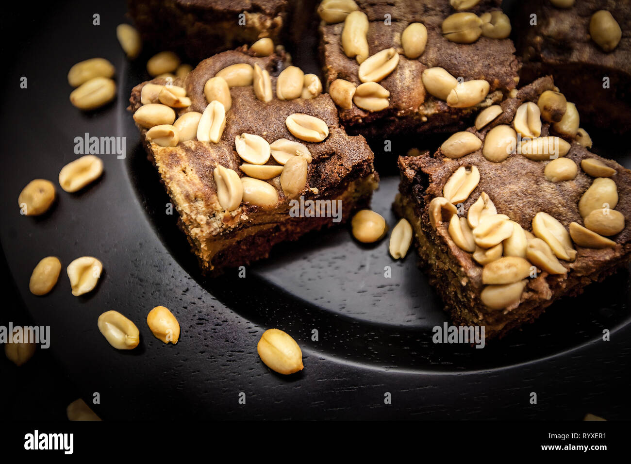 Brownies Fait Maison Avec Des Cacahuetes Sur Un Plade Brun Fonce Recette Originale De Usa Photo Stock Alamy