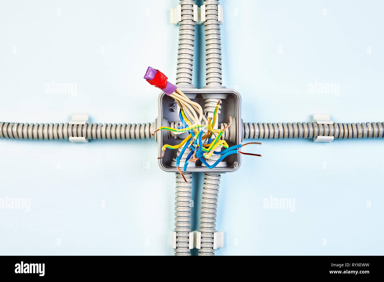Schéma de câblage en cuivre avec boîte de jonction avec l'aide de raccord tube thermorétractable et ruban adhésif. Banque D'Images