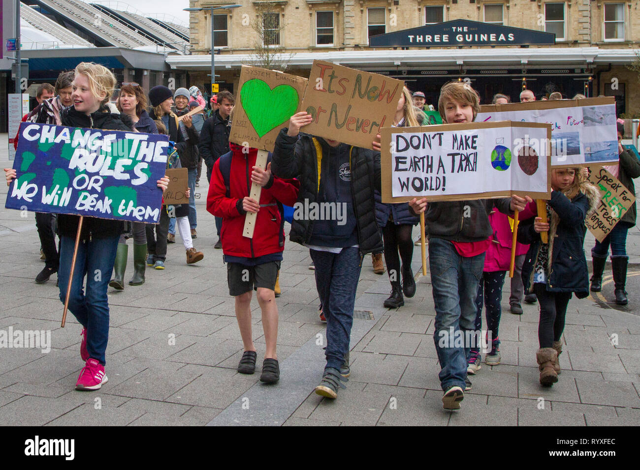 Reading, UK. 15 mars 2019. Les enfants de l'école prendre congé de l'école dans le cadre de la campagne internationale de la jeunesse grève climatique également connu sous le nom de vendredi pour de futures ou à l'école Climat 4 grève. Credit : Harry Harrison/Alamy Live News Banque D'Images