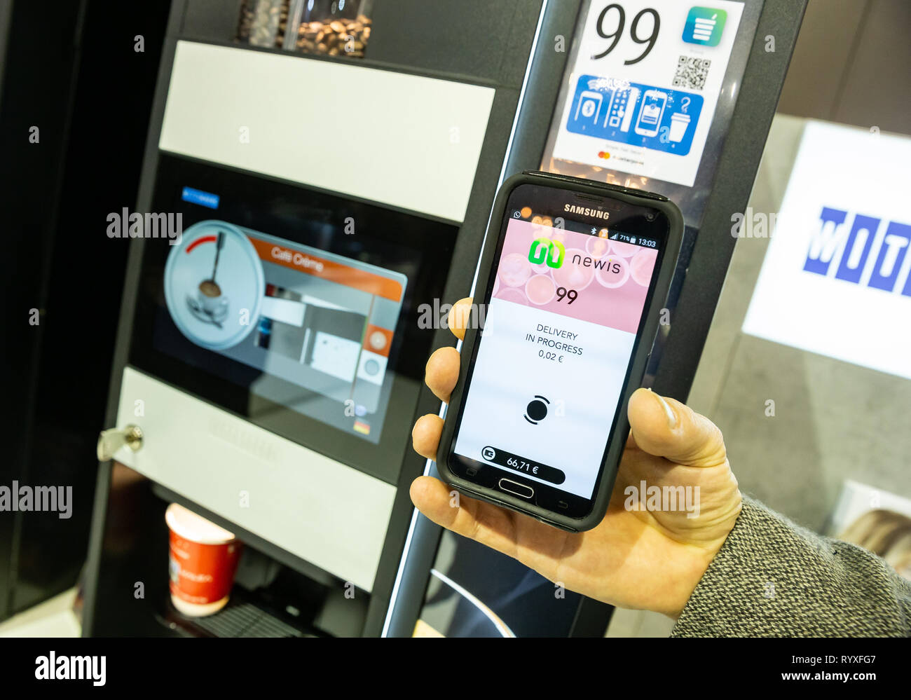 Hambourg, Allemagne. Mar 15, 2019. Dans le cadre du salon de la gastronomie et de l'hôtellerie dans l'Internorga Hamburg salles d'exposition, l'employé utilise son téléphone portable pour payer son café. Cette année, les principaux thèmes sont 'snacking', restaurants d'entreprise commune et la gastronomie. À partir de la 15e à la 19e. Autour de 95000 visiteurs professionnels sont attendus en mars 2019. Credit : Ulrich Perrey/dpa/Alamy Live News Banque D'Images