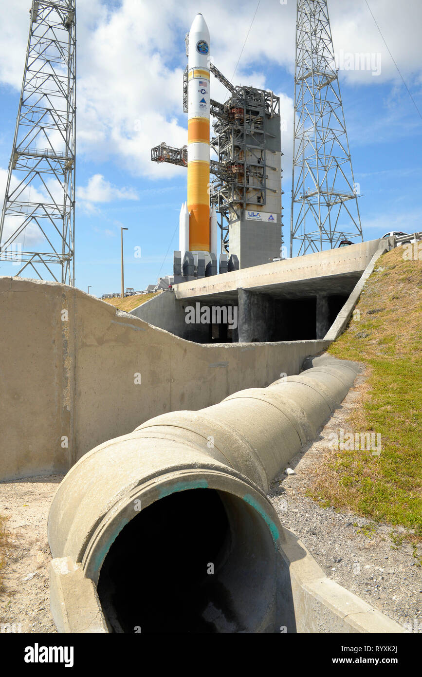 Base aérienne de Cap Canaveral. La Floride. USA. 15 mars, 2019. L'ULA Préparation Lancement revue a été accompli aujourd'hui et tout est de progresser vers l'ULA lanceur Delta IV portant le WGS-10 mission pour la U.S. Air Force. La mission est définie à soulever le vendredi 15 mars, à partir de l'espace complexe de lancement-37 à base aérienne de Cap Canaveral en Floride. Prévisions d'aujourd'hui montre un 80 pour cent de probabilité de conditions météorologiques favorables pour le lancement. La fenêtre de lancement commence à 6:56 h, et s'étend jusqu'à 9:05 p.m. ET. Crédit photo Julian Poireau / Alamy Live News Banque D'Images