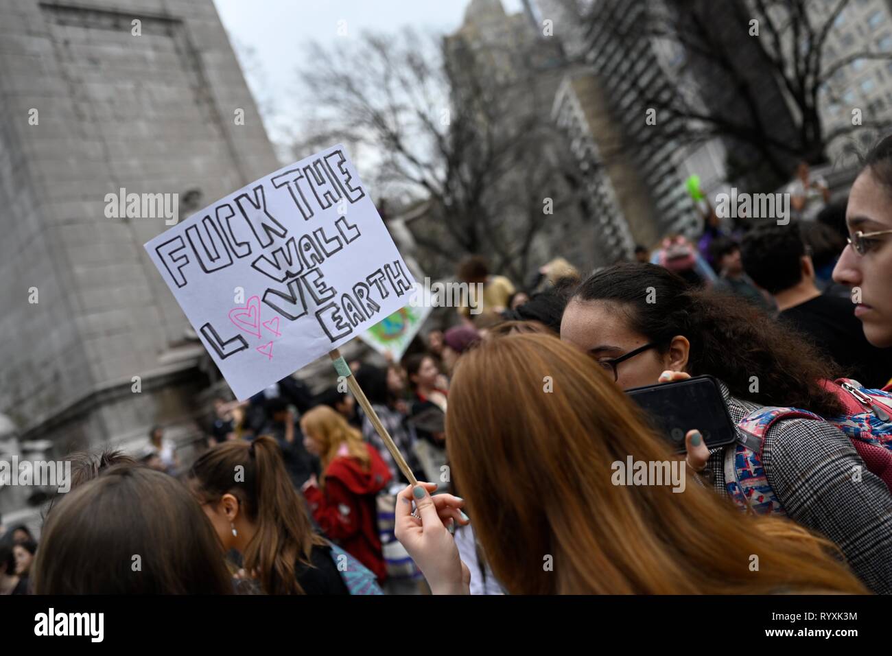 New York, États-Unis, 15 mars 2019. se rassembler à Columbus Circle pour l'un d'une internationale de la jeunesse 500 prévu pour le climat de grèves de protestation dans 50 pays d'exiger des dirigeants du monde à prendre des mesures contre le changement climatique. Crédit : Joseph Reid/Alamy Live News Banque D'Images