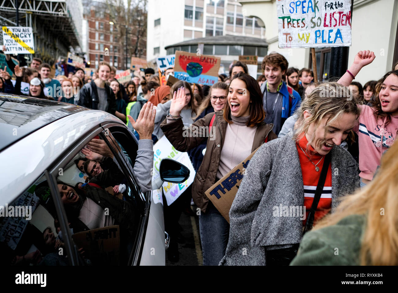 15 mars, 2019, les jeunes 4 Grève le climat, Londres, Royaume-Uni. Mar 15, 2019. Manifestant donnant une forte 5. Credit : Rokas Juozapavicius/Alamy Live News Banque D'Images