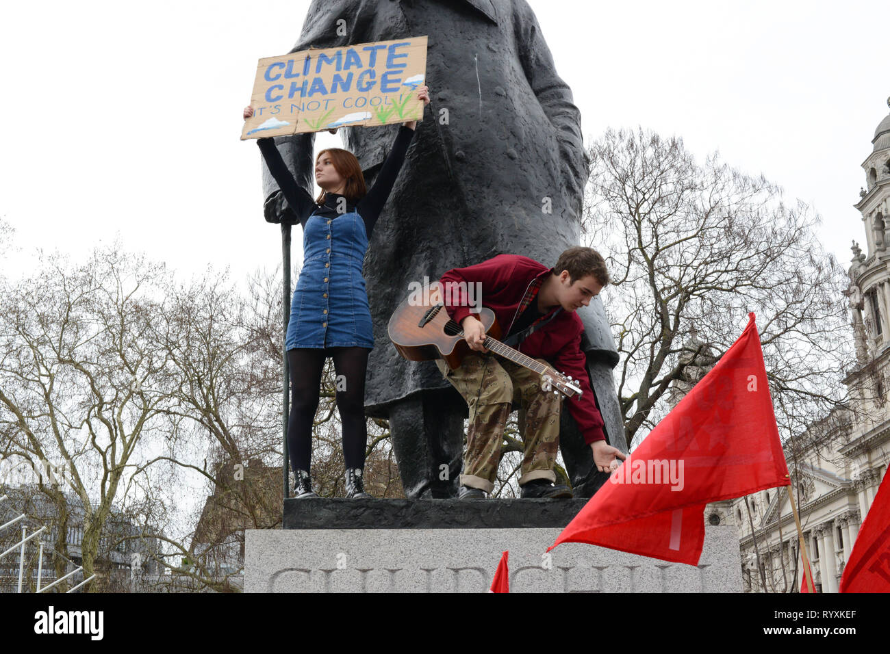 Londres, Royaume-Uni. Mar 15, 2019. Grève de l'ambiance de l'école le 15 mars 2019, Londres, la place du Parlement : le climat suédois Thunberg Greta activiste inspiré élèves britanniques pour protester contre le changement climatique aujourd'hui en sortant de l'école. Les étudiants demandent au gouvernement de prendre des mesures sur le réchauffement climatique. Crédit : Thomas Krych/Alamy Live News Banque D'Images