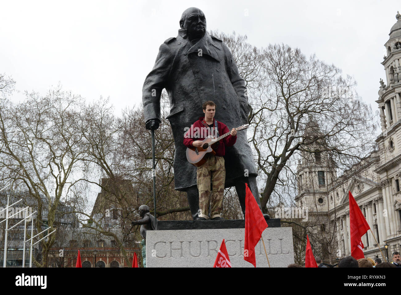 Londres, Royaume-Uni. Mar 15, 2019. Grève de l'ambiance de l'école le 15 mars 2019, Londres, la place du Parlement : le climat suédois Thunberg Greta activiste inspiré élèves britanniques pour protester contre le changement climatique aujourd'hui en sortant de l'école. Les étudiants demandent au gouvernement de prendre des mesures sur le réchauffement climatique. Crédit : Thomas Krych/Alamy Live News Banque D'Images