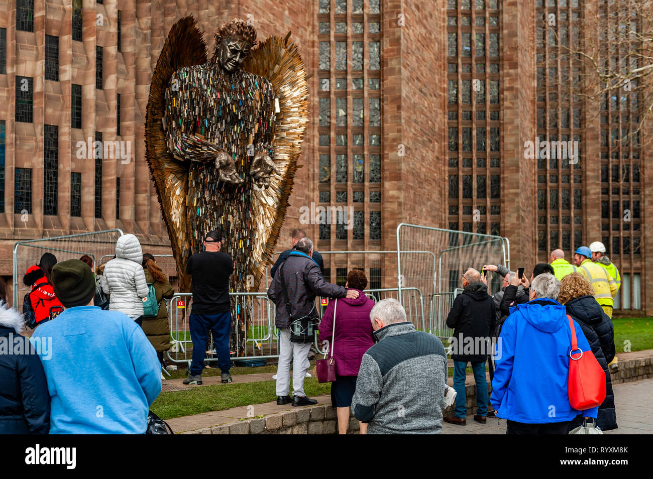 Coventry, West Midlands, Royaume-Uni. 15 mars, 2019. Le couteau Angel qui a été installé à la cathédrale de Coventry hier a attiré les foules de spectateurs aujourd'hui. Le pays est en ce moment à une poignée de couteau la violence. On espère la sculpture mettra en évidence le problème et avoir un effet positif sur le public. Credit : Andy Gibson/Alamy Live News. Banque D'Images