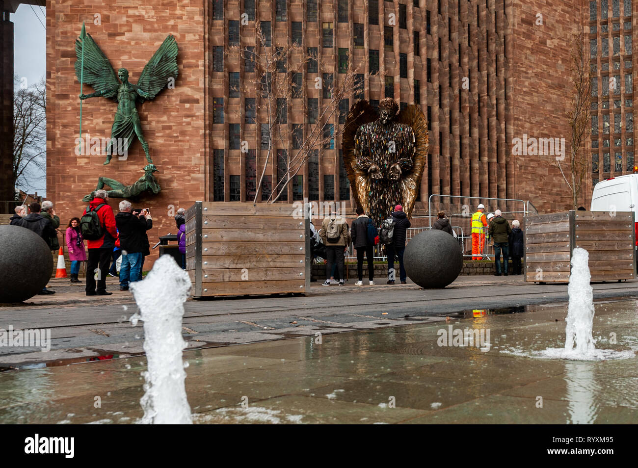 Coventry, West Midlands, Royaume-Uni. 15 mars, 2019. Le couteau Angel qui a été installé à la cathédrale de Coventry hier a attiré les foules de spectateurs aujourd'hui. Le pays est en ce moment à une poignée de couteau la violence. On espère la sculpture mettra en évidence le problème et avoir un effet positif sur le public. Credit : Andy Gibson/Alamy Live News. Banque D'Images