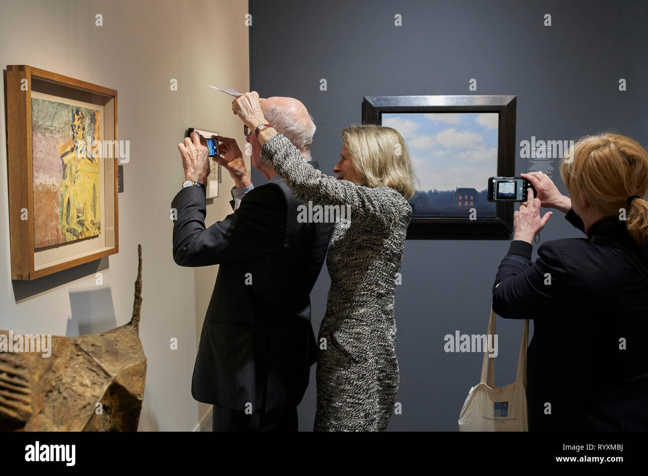 Les participants à la foire d'art de prendre des photos de certaines des œuvres exposées. La TEFAF (The European Fine Art Fair), l'un des plus célèbres œuvres d'art, d'antiquités et de design dans le monde des salons, se tient une fois encore cette année. Chaque année, Maastricht est l'hôte d'un événement qui rassemble 275 galeries d'une vingtaine de pays, environ 30 000 objets d'art exposés et a plus de 75 000 visiteurs chaque année. Banque D'Images