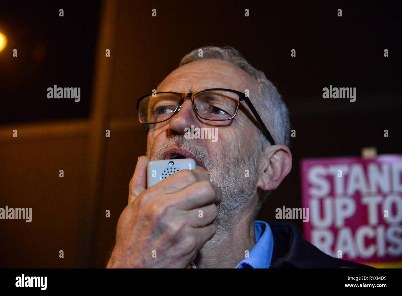 Londres, Royaume-Uni. Mar 15, 2019. Chef du parti travailliste Jeremy Corbyn MP parle à un rassemblement à proximité de mosquée de Finsbury Park à Londres. Le rassemblement a été organisé par Stand up au racisme en réponse à la récente fusillade en Nouvelle-Zélande. Au moins un homme armé a tué 49 personnes et blessé plus de 40 pendant les prières du vendredi dans deux mosquées de la Nouvelle-Zélande. Credit : Claire Doherty/Alamy Live News Banque D'Images