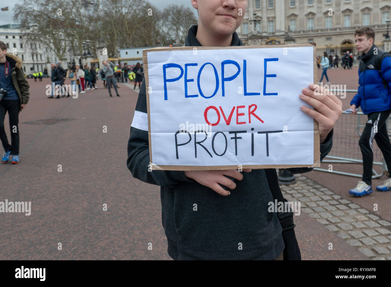 Londres, Royaume-Uni. 15 Mar 2019. Grève des étudiants pour le changement climatique au Parlament Square et Buckingam Palace Crédit : Vincenzo Lullo Crédit : jacob/Alamy Live News Banque D'Images