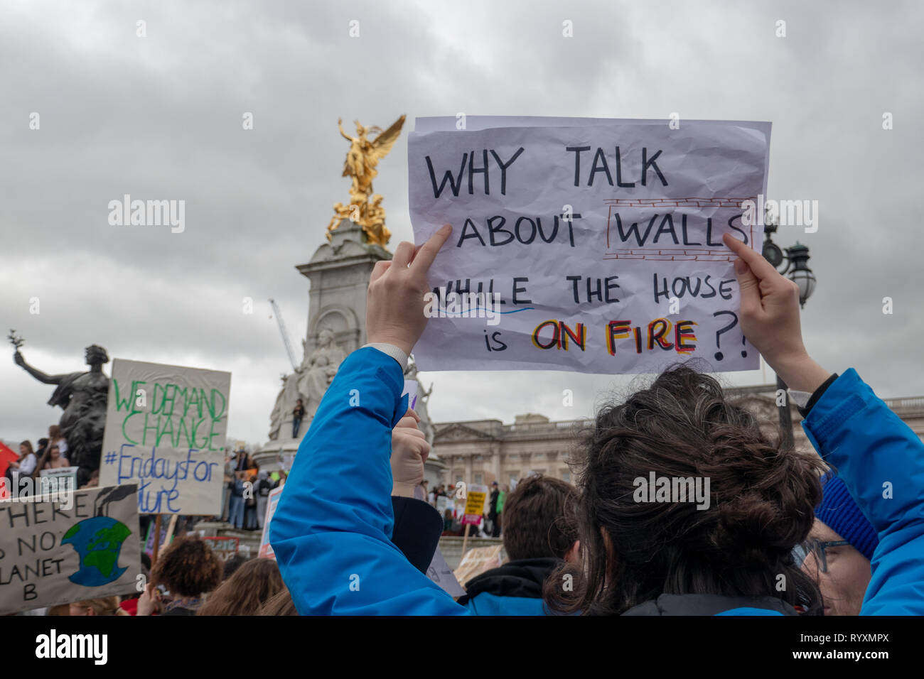 Londres, Royaume-Uni. 15 Mar 2019. Grève des étudiants pour le changement climatique au Parlament Square et Buckingam Palace Crédit : Vincenzo Lullo Crédit : jacob/Alamy Live News Banque D'Images