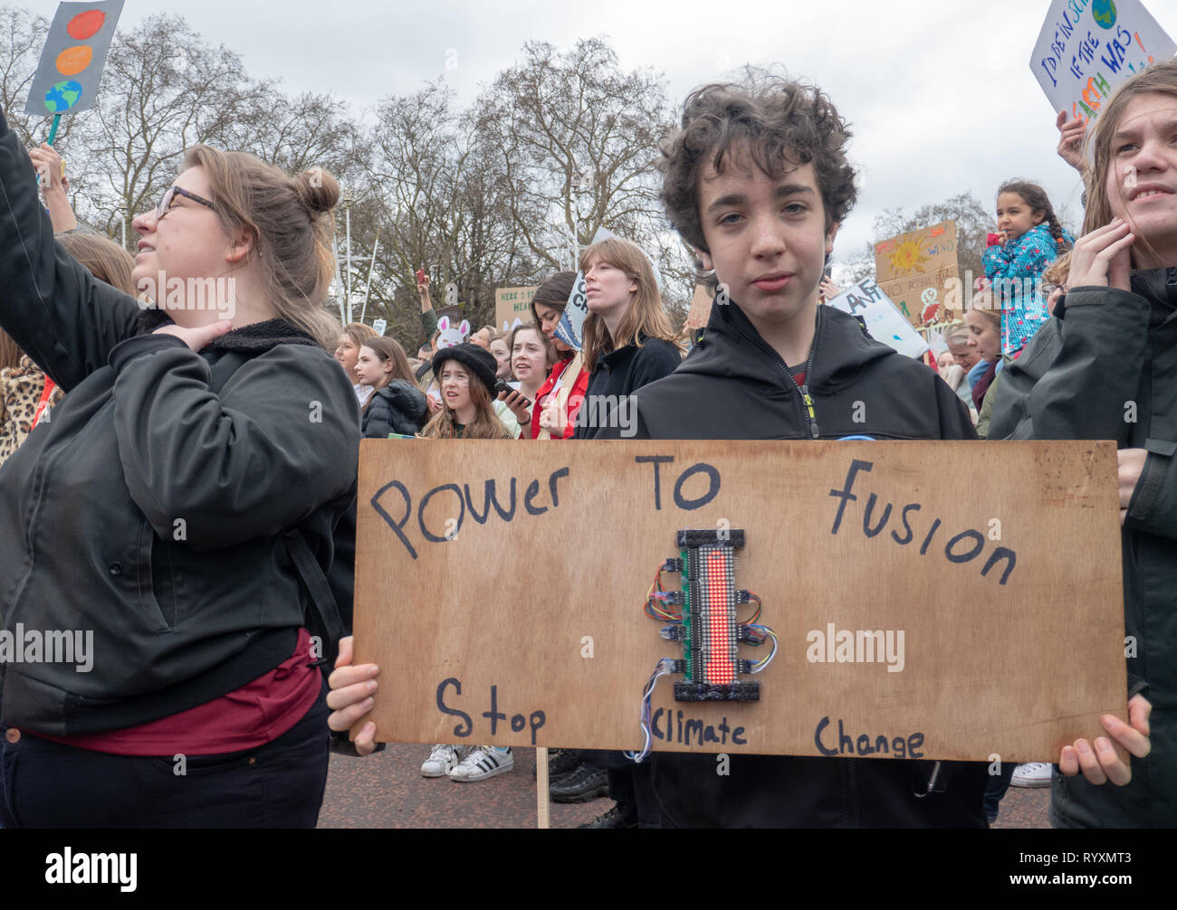 Londres, Royaume-Uni. 15 Mar 2019. Grève des étudiants pour le changement climatique au Parlament Square et Buckingam Palace Crédit : Vincenzo Lullo Crédit : jacob/Alamy Live News Banque D'Images